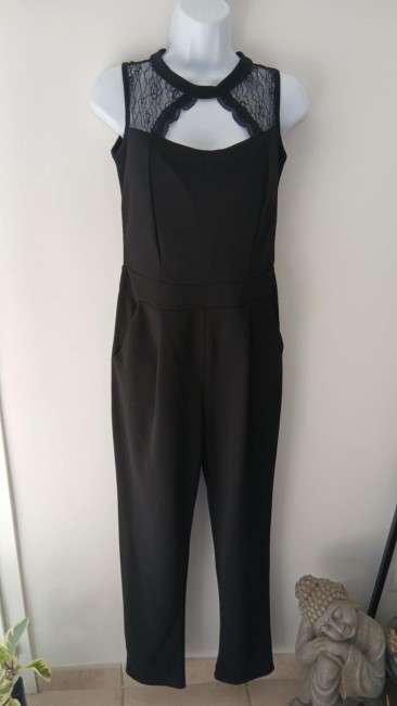 fd22ef09-7bc6-48f0-b3e1-2358b2d83f8a Combinaison noire chic et raffiné