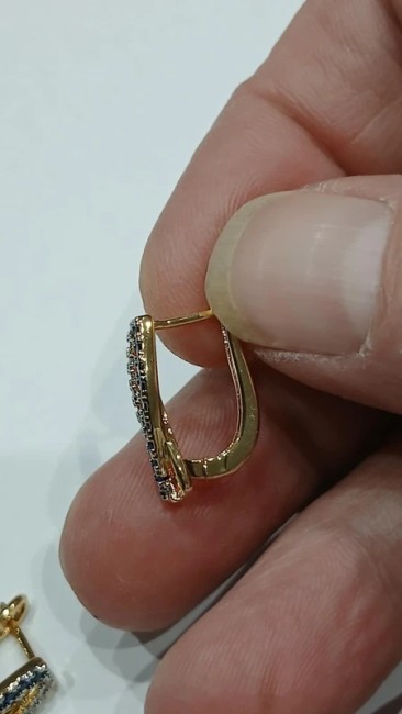 Boucles d'oreilles entrelacement de zirconium