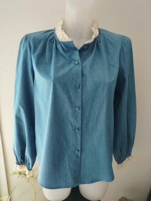 Chemise bleu denim et volant écru