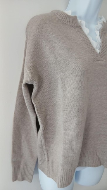 Pull taupe avec bordure dentelle