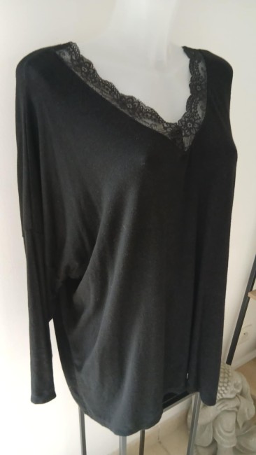 Pull avec col V  en dentelle 