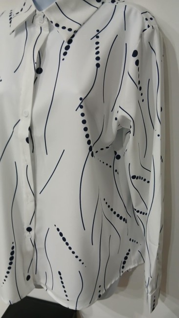 Chemise boutonnée blanche et noire