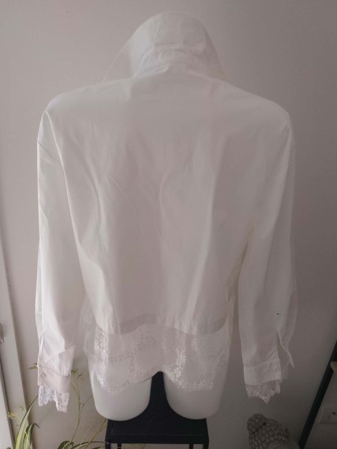 Chemise blanche et dentelle