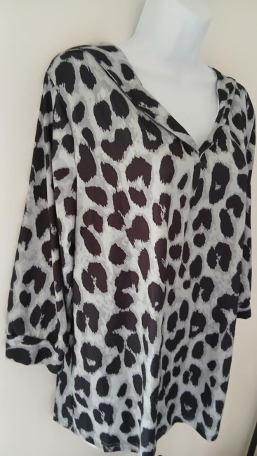 Blouse grise à imprimé léopard