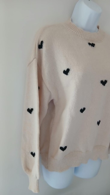 Pull beige motif coeur noir