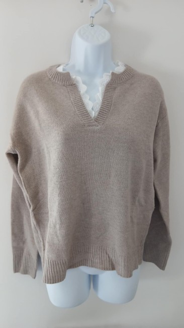 Pull taupe avec bordure dentelle