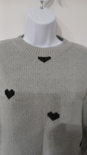 Pull gris motif coeur noir