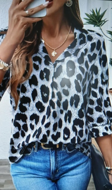 Blouse grise à imprimé léopard