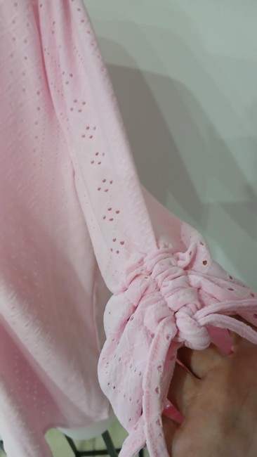 Blouse ajourée col V – Manches froncées