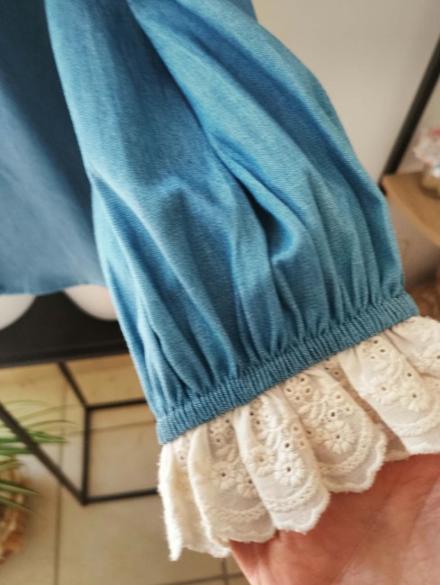 Chemise bleu denim et volant écru