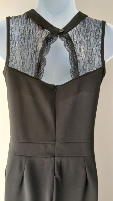 c85ca674-da85-47ab-852a-0afbb27b2253 Combinaison noire chic et raffiné