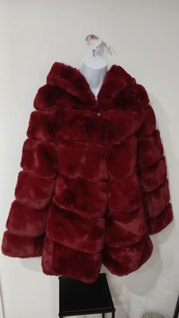 Manteau en fourrure à capuche