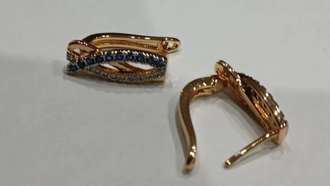 Boucles d'oreilles entrelacement de zirconium