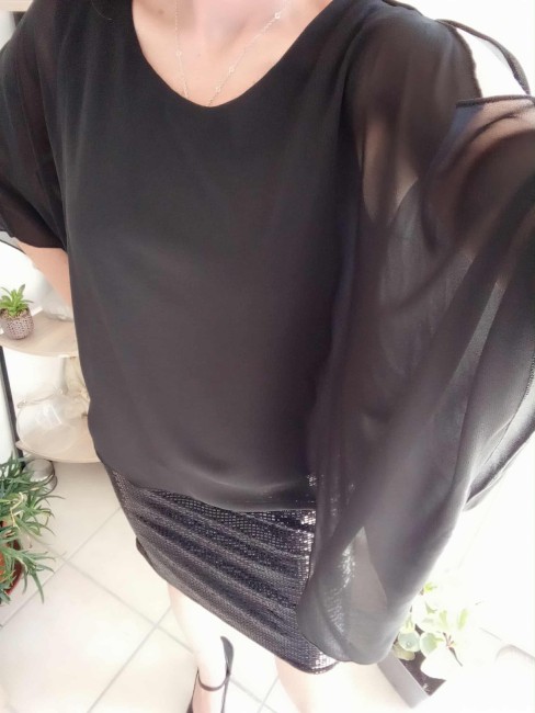 Robe noire à sequins et mousseline 