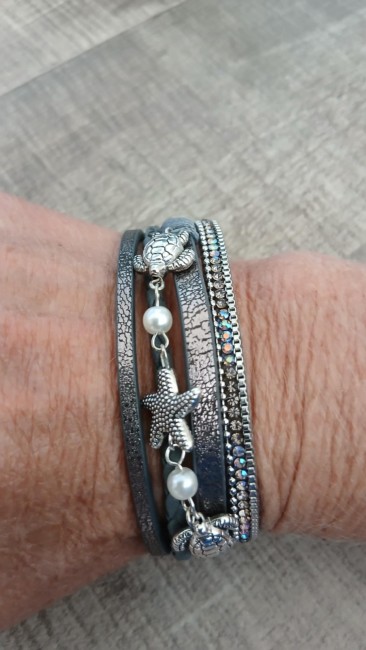 Bracelet multibrins avec breloques