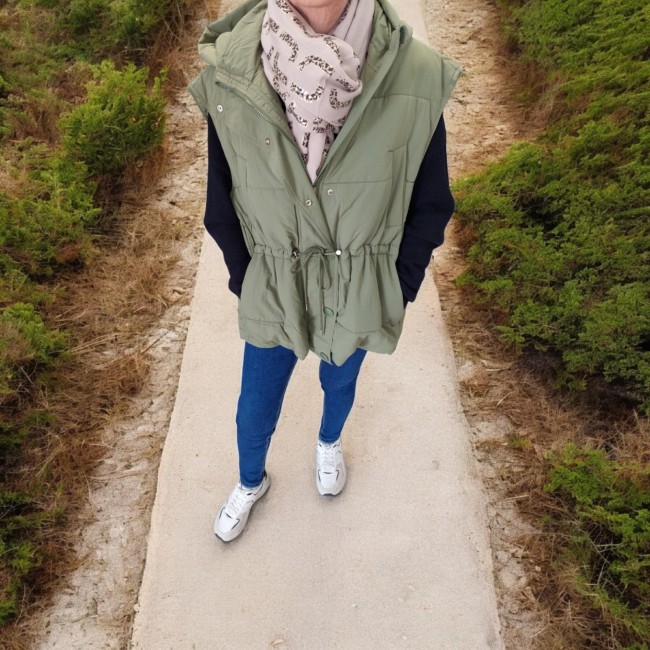 Blouson sans manche et capuche