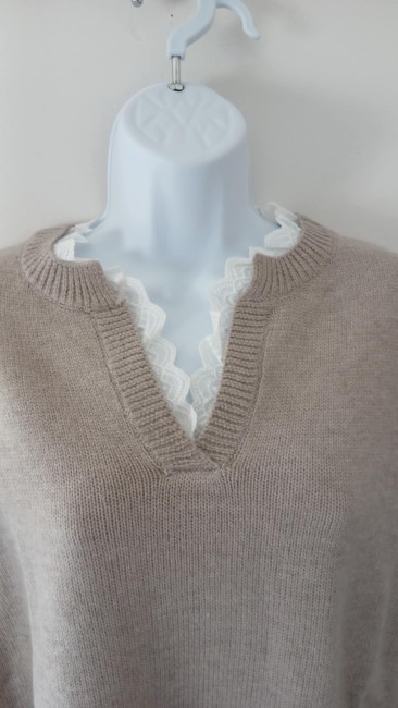 Pull taupe avec bordure dentelle