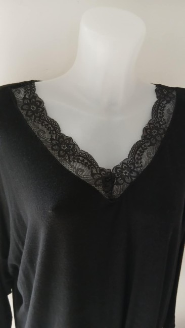 Pull avec col V  en dentelle 