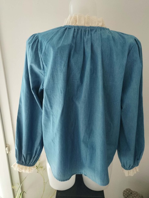 Chemise bleu denim et volant écru
