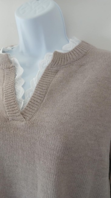 Pull taupe avec bordure dentelle