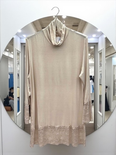 T-shirt rouleaux dentelle col roulé