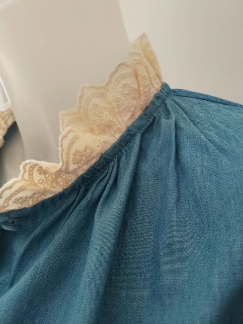 Chemise bleu denim et volant écru