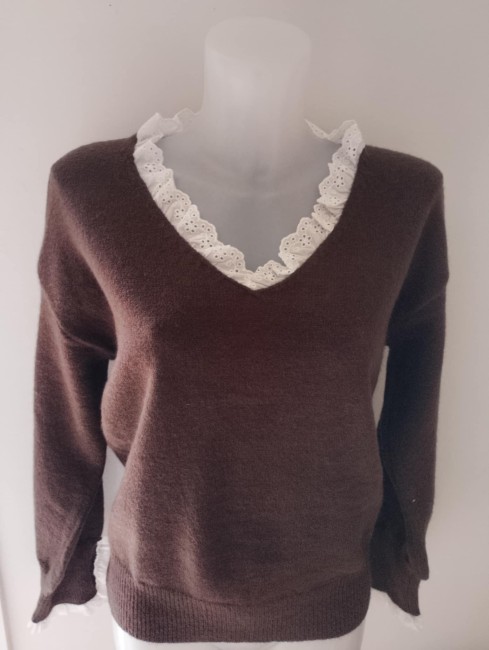Pull marron avec bordure dentelle