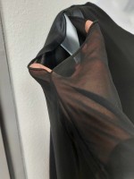 Robe noire à sequins et mousseline 