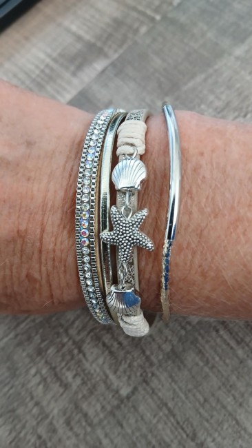 Bracelet multibrins avec breloques