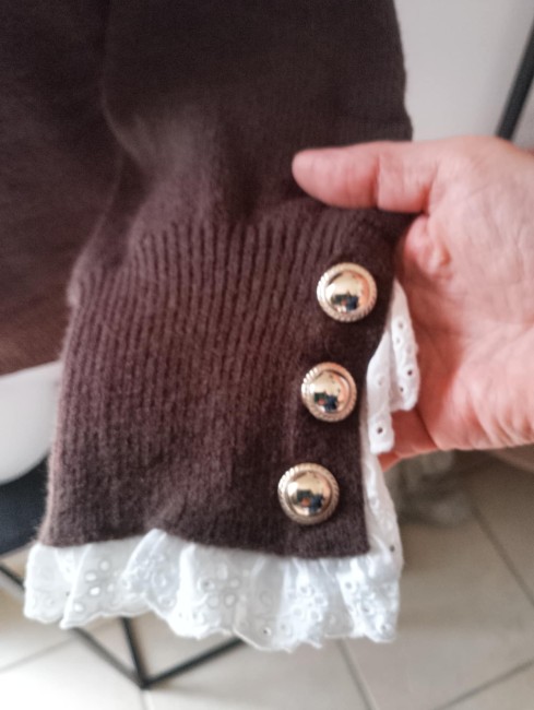 Pull marron avec bordure dentelle