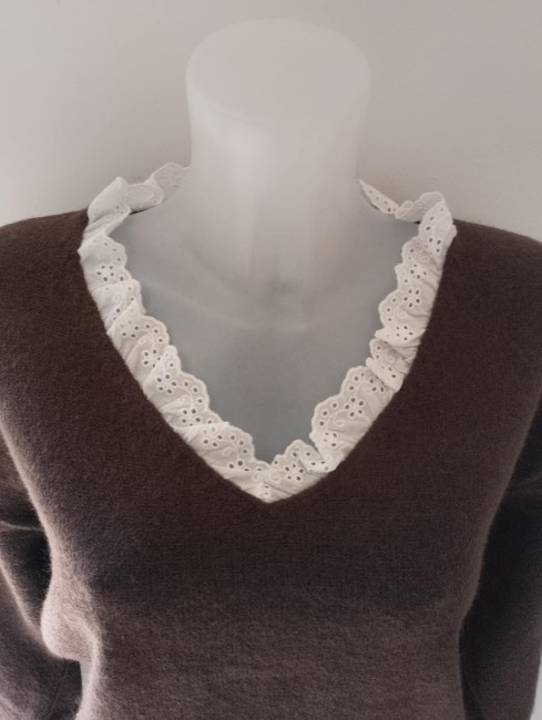 Pull marron avec bordure dentelle