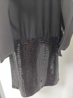 Robe noire à sequins et mousseline 