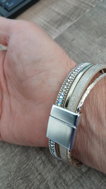 Bracelet multibrins avec breloques