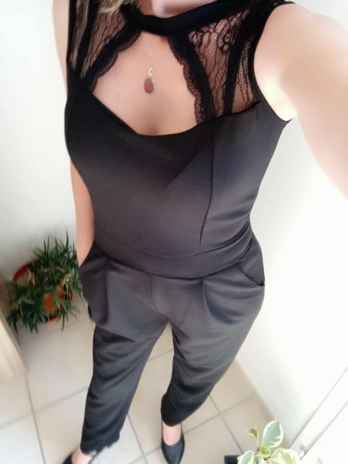 348be57f-50eb-4c87-b110-9ced9136d778 Combinaison noire chic et raffiné