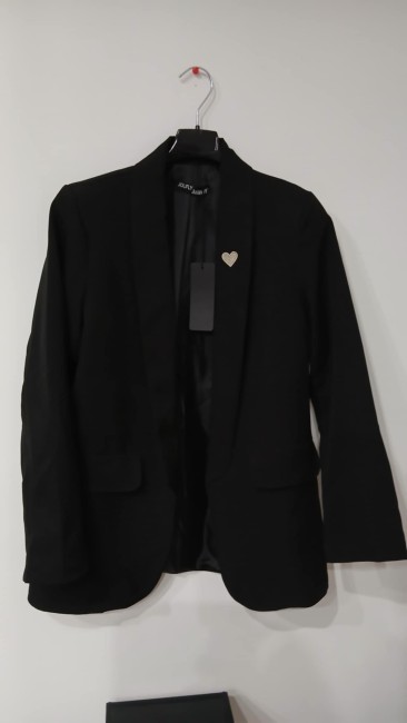 21390db7-a056-4368-a19f-833413d80fed Veste Tailleur noir coeur brodé doré