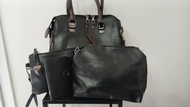 Sac noir avec ses pochettes assorties