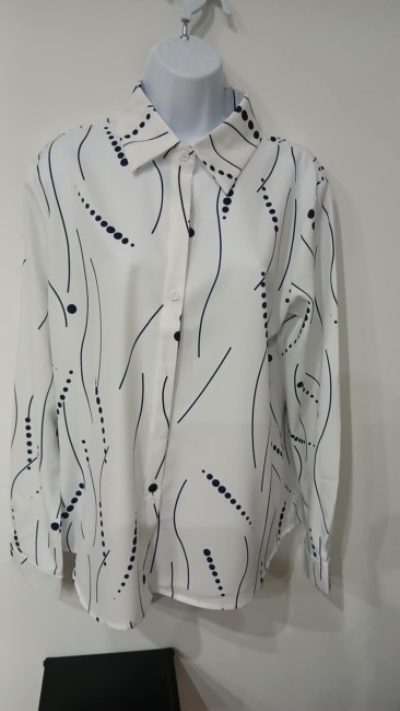 Chemise boutonnée blanche et noire