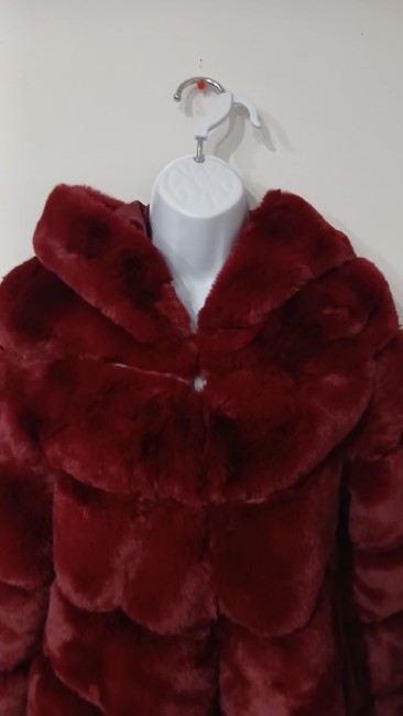 Manteau en fourrure à capuche