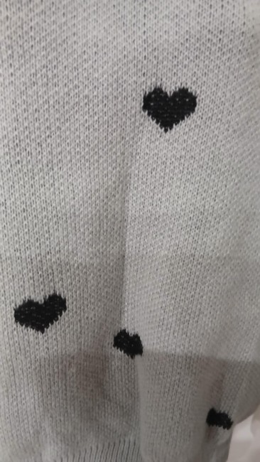 Pull gris motif coeur noir