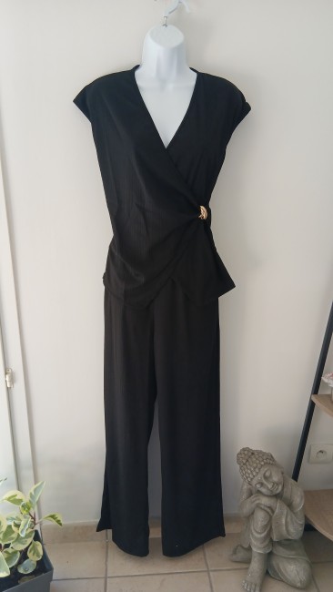 20251118_143123 Ensemble élégant top et pantalon noir