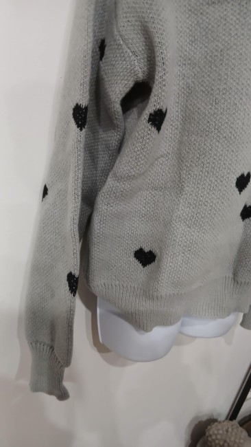 Pull gris motif coeur noir