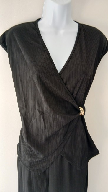 20251118_143129 Ensemble élégant top et pantalon noir