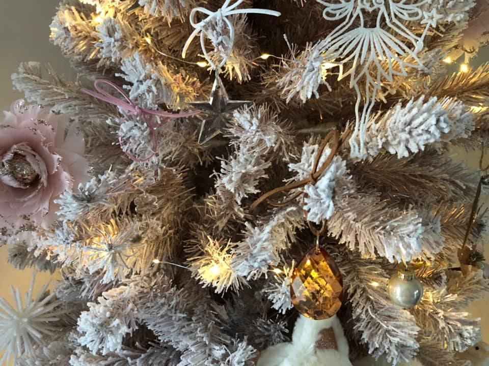Sapin de Noël givré décoré de boules dorées et blanches – ambiance festive et élégante Caprissa Créations