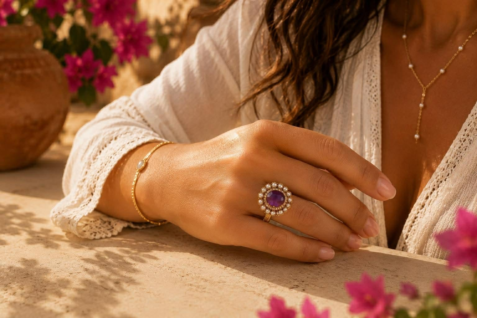 Des bagues bohème chic au charme solaire, ornées de pierres naturelles, de détails dorés et de touches colorées, entre inspirations nomades et élégance orientale