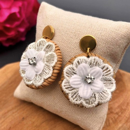 Boucles Mila en rotin avec fleur en dentelle – douceur naturelle pour visage allongé
