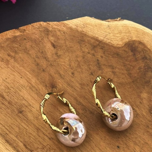Boucles Astra créoles dorées avec perles colorées – adoucissent un visage carré
