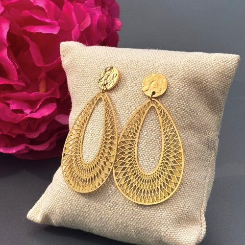 Boucles AINA dorées ajourées – souplesse et équilibre pour visage cœur