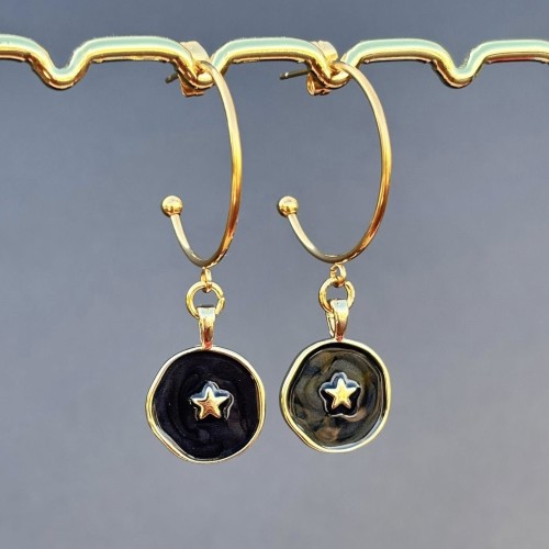 Boucles JENNA noires – créoles contrastées pour visage allongé