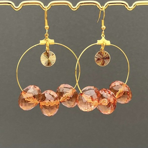 Petites créoles dorées avec perles marrons pour une touche douce et graphique.