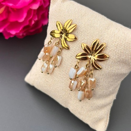 Boucles MAIORI en fleur dorée et perles naturelles facettées parfaites pour un visage carré